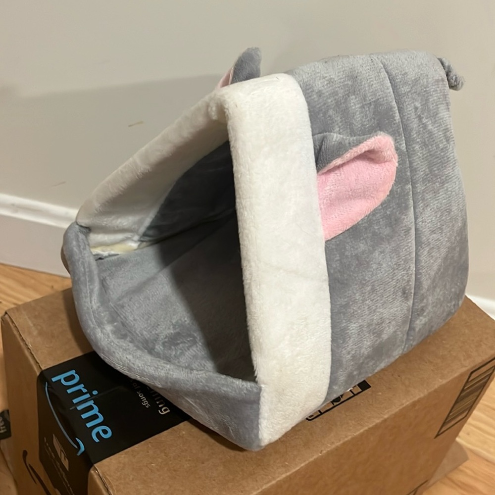 BRAND NEW NEVER USED Guinea pig house